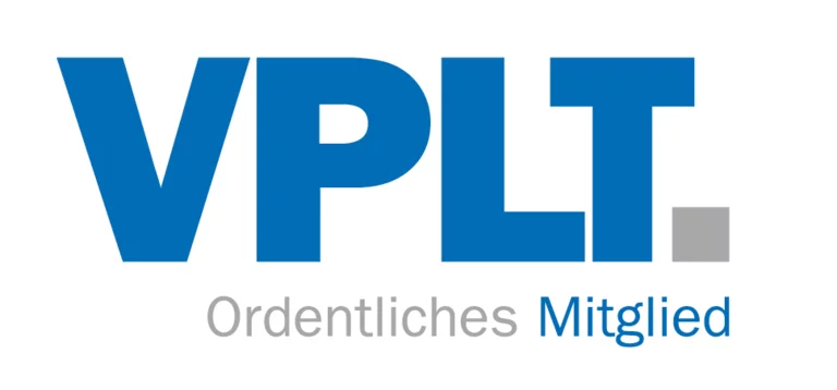 Das Logo des VPLT. Es sind einfach die blauen Buchstaben V, P, L und T. Am Ende ist noch ein grauer Punkt gesetzt. Darunter steht geschrieben "Ordentliches Mitglied"